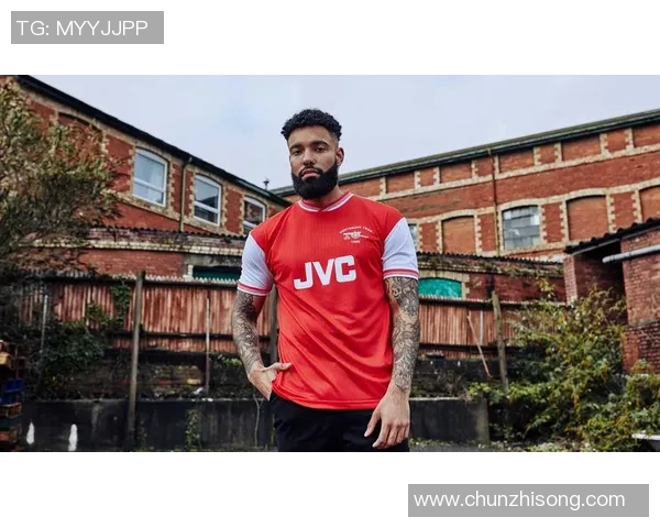 足球明星身着球衣的精彩瞬间展现运动魅力与个人风采